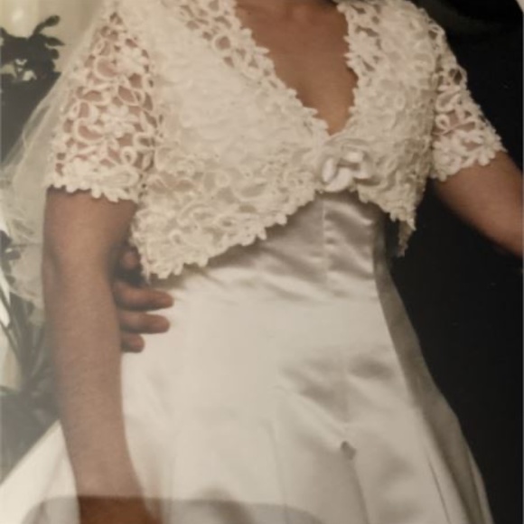 Size12 vneck with straps with a beaded and lace bolero wedding dress - Picture 2 of 6